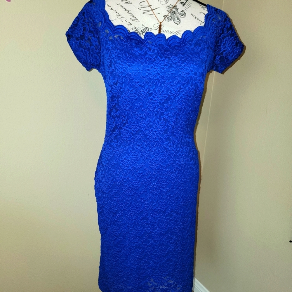 M True Blue fitted dress stretched lace